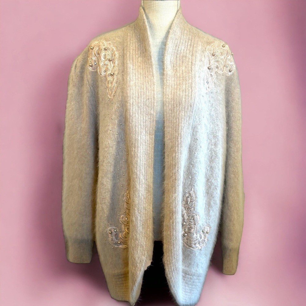 Eddie Bassin‎ VTGE lambs wool angora off white cardigan med embroidery shoulder